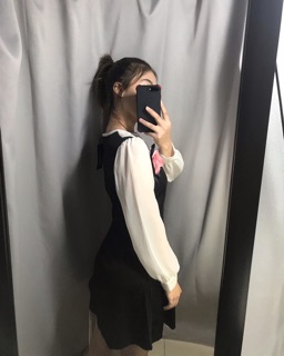 Đầm đen ngực cài hoa tay dài