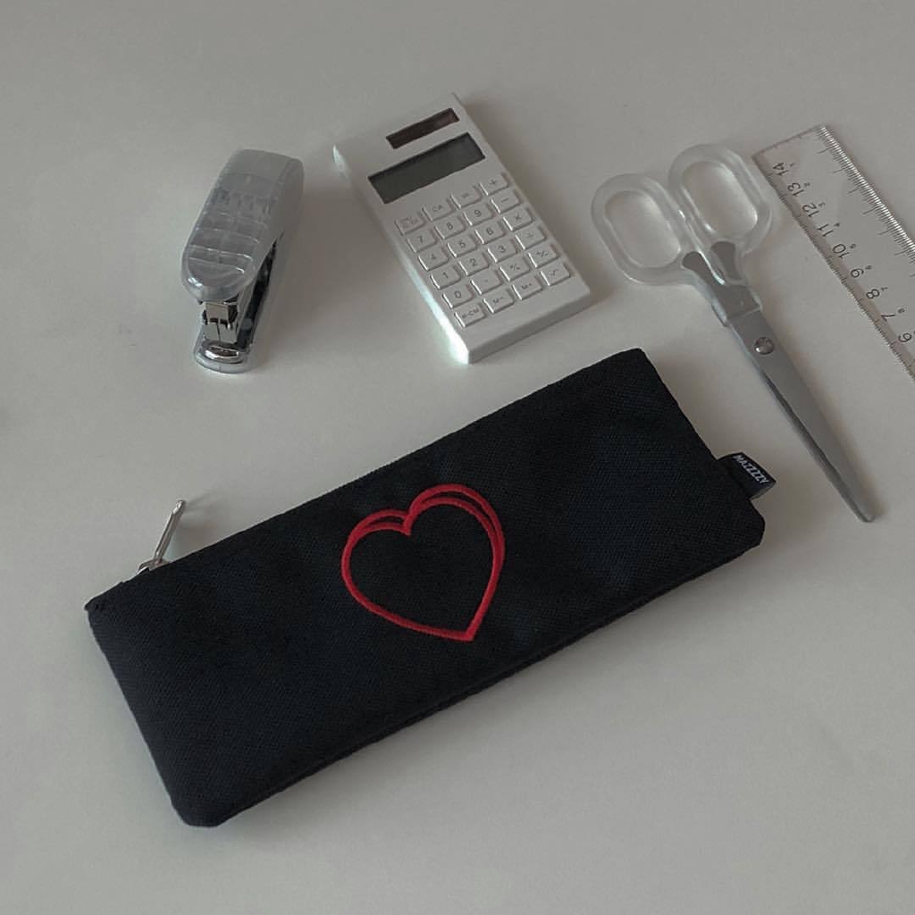 Túi đựng bút thêu trái tim