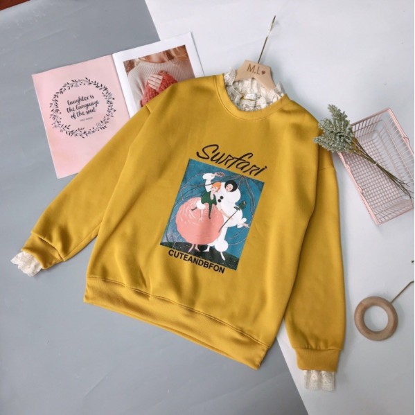 ÁO NỈ NỮ SWEATER FORM RỘNG, MÀU VÀNG IN HÌNH BẠCH TUYẾT CỔ BÈO REN, HÀNG QUẢNG CHÂU CAO CẤP | BigBuy360 - bigbuy360.vn