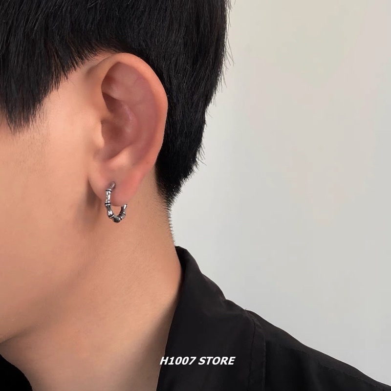 Khuyên tai tròn kiểu chrome heart thép không gỉ