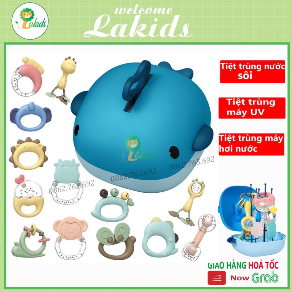 Bộ đồ chơi xúc xắc gặm nướu lục lạc cầm tay cho bé trẻ sơ sinh tiệt trùng siêu cao cấp có hộp đựng hình cá heo hộp 9 ct