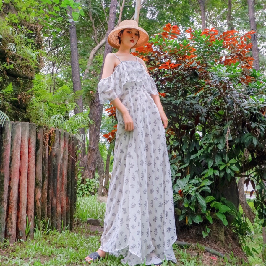 Đầm maxi voan hoa hai dây bẹt vai viền bèo màu trắng HDC28 Hỉn Hỉn Store