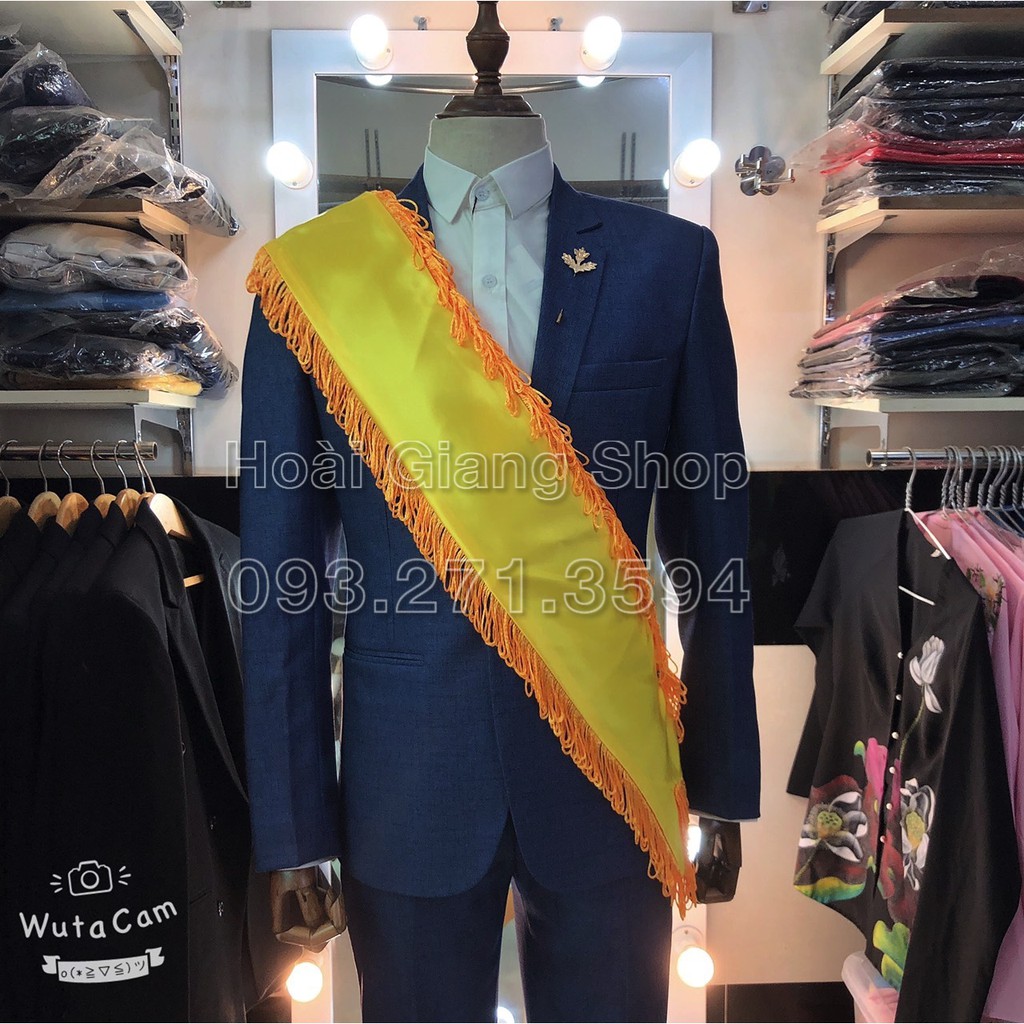 May băng đeo chéo trơn có tua rua giống kiểu băng chéo Hoa Hậu.