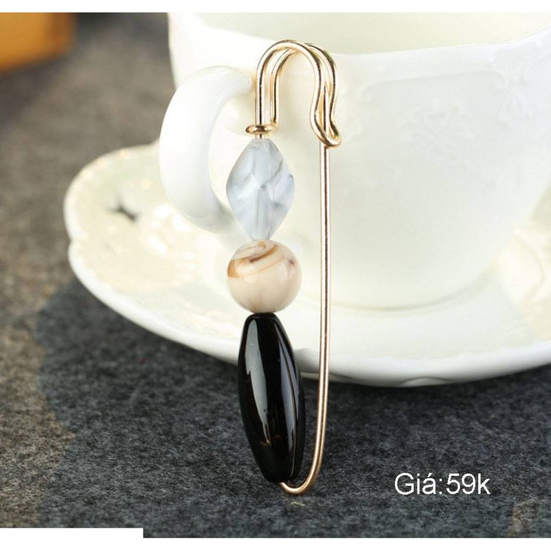 Madam Dzi - Cài áo ghim băng