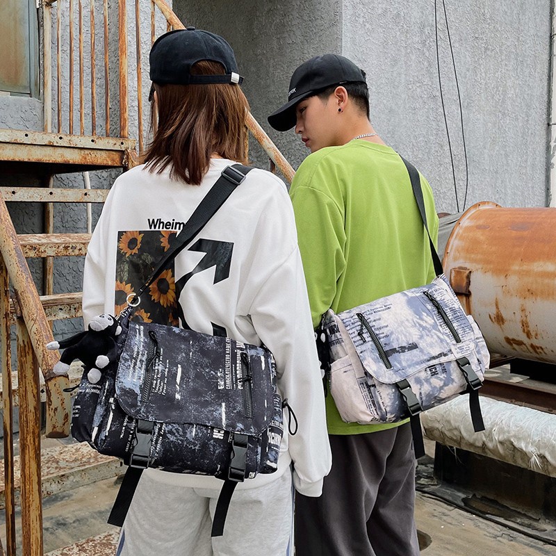 Túi Đeo Chéo Thể Thao In Họa Tiết Graffiti Phong Cách Đường Phố Cổ Điển Thời Trang Mùa Thu Dành Cho Nam Và Nữ