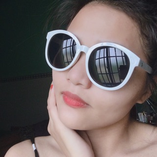 Kính mát hot girl chữ V gọng trắng