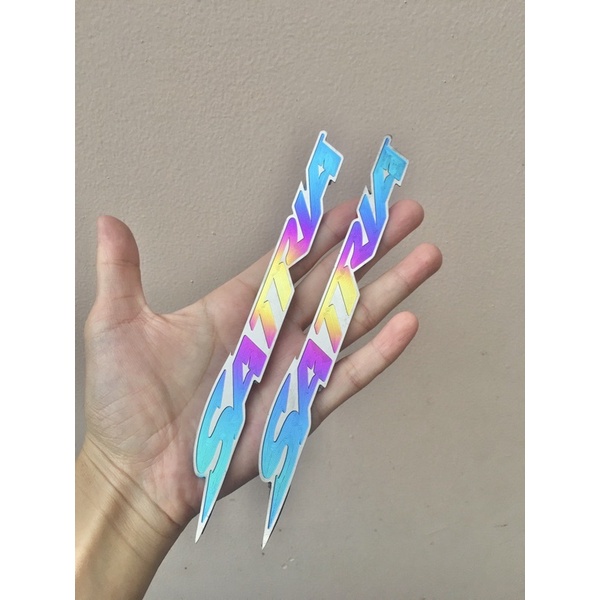 Tem titan chữ nổi Satria không lo bị phai màu có sẵn keo 3M loại tốt chống bong tróc, làm nổi bật hơn 2 bên lườn xe QU17