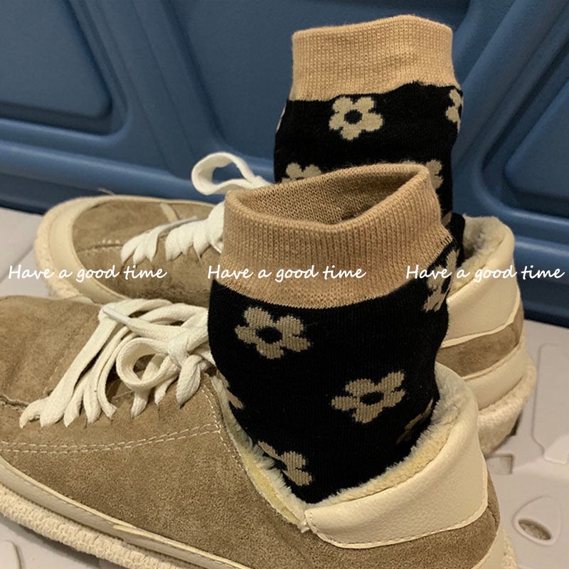 Đôi vớ họa tiết hoa dễ thương bắt mắt sành điệu