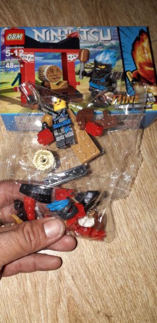 Lắp ráp 1 hộp LegoNinjutsu 99561 có trên 40 chi tiết bằng nhựa ABS