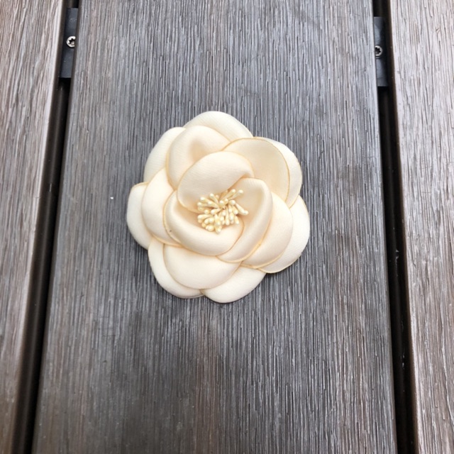 Hoa cài áo handmade màu kem trang nhã đường kính 8cm