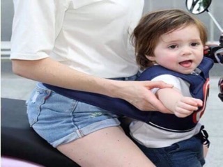 Đai ngồi xe máy cho bé an toàn