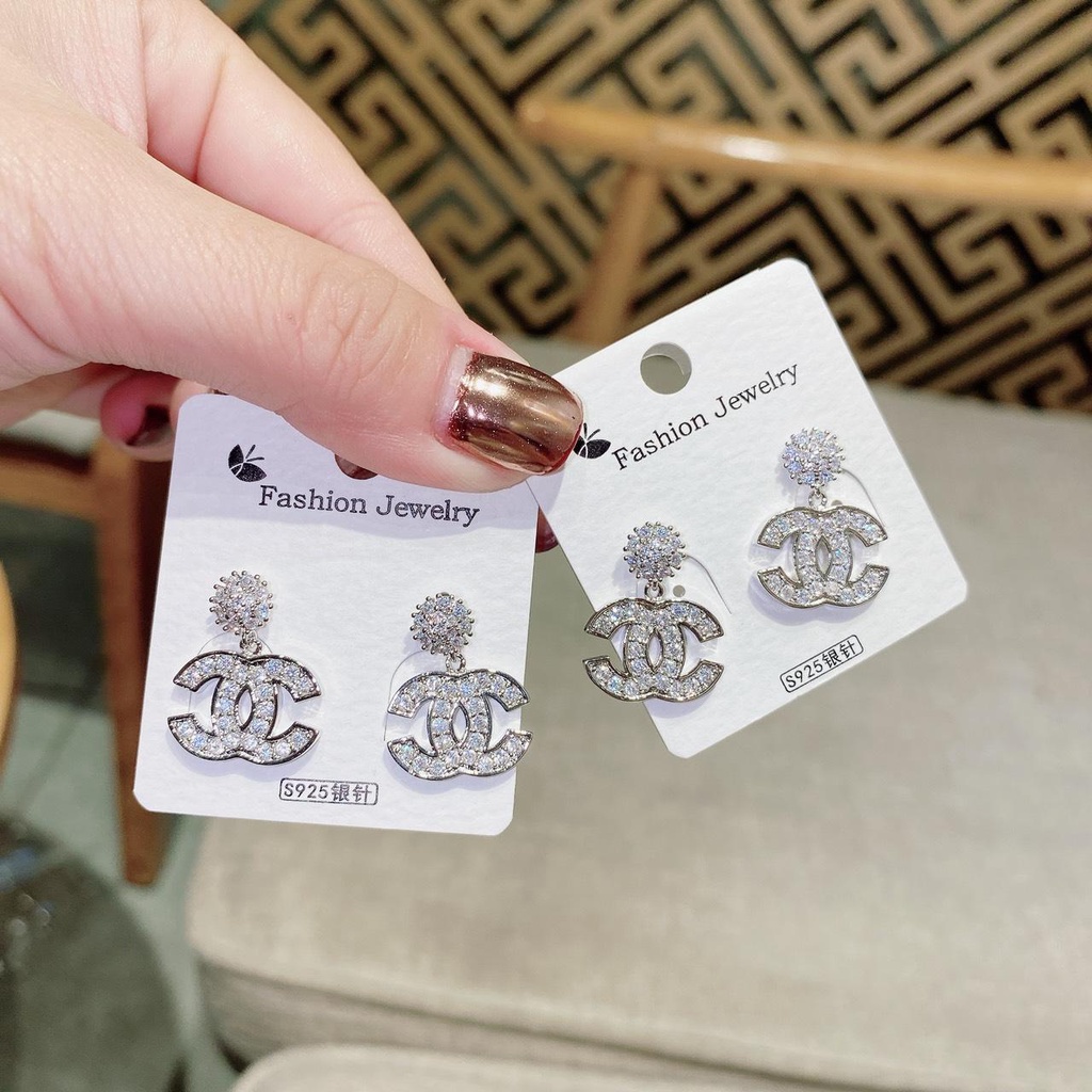 Khuyên tai CHANEL đính đá sáng ,xinh xắn ,trẻ trung A056