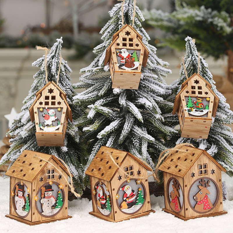 Ngôi nhà gỗ có đèn LED trang trí cây thông Noel