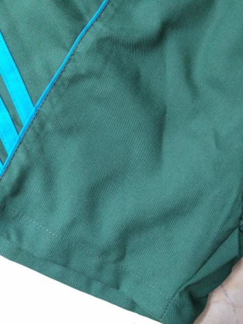 Quần đùi xanh 3 sọc chéo 2 bên