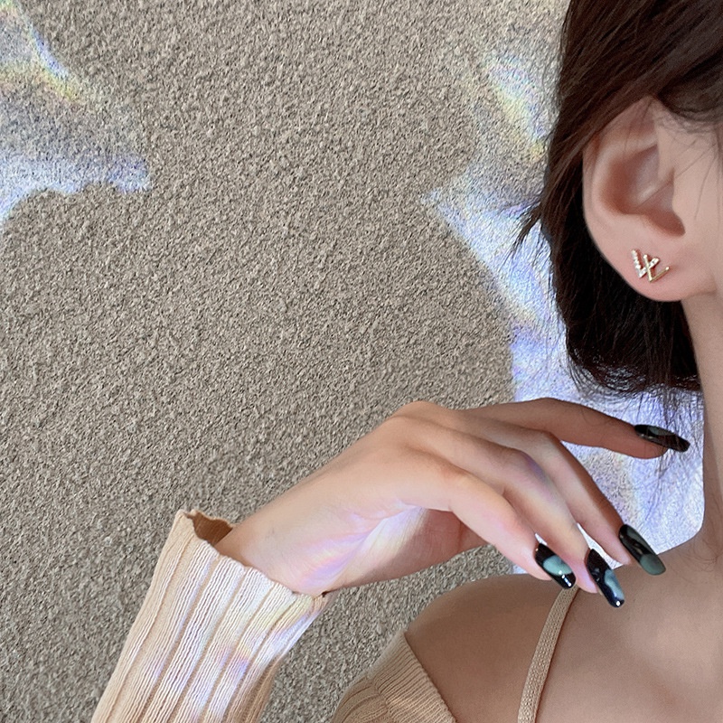 Hoa tai kim cương hình chữ W cá tính phong cách Hàn Quốc