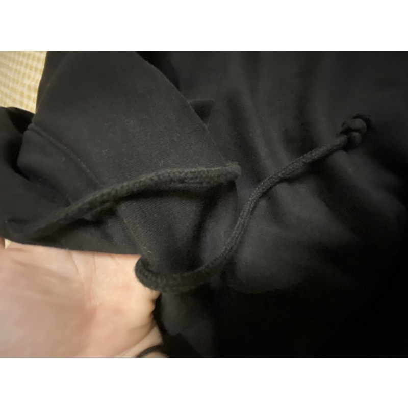 Áo hoodie H&M còn nguyên tag mác màu đen size xs