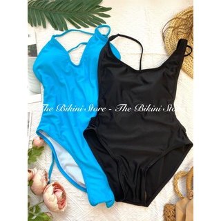 Bikini một mảnh hở lưng sexy, quyến rũ.