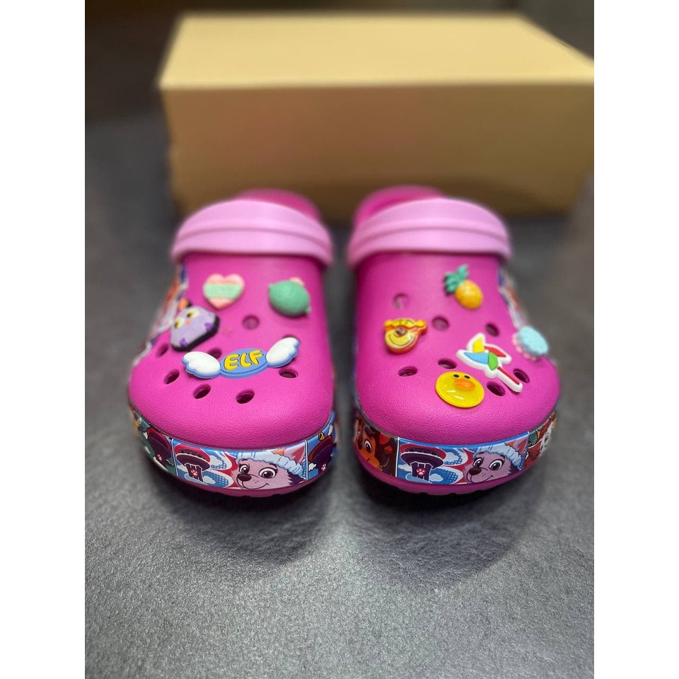 Giày Dép Trẻ Em Cross Band Paw Patrol Clog Chính Hãng Size 24 Đến 35 - Tặng 6 Jibbizt - Sấu Vui Vẻ