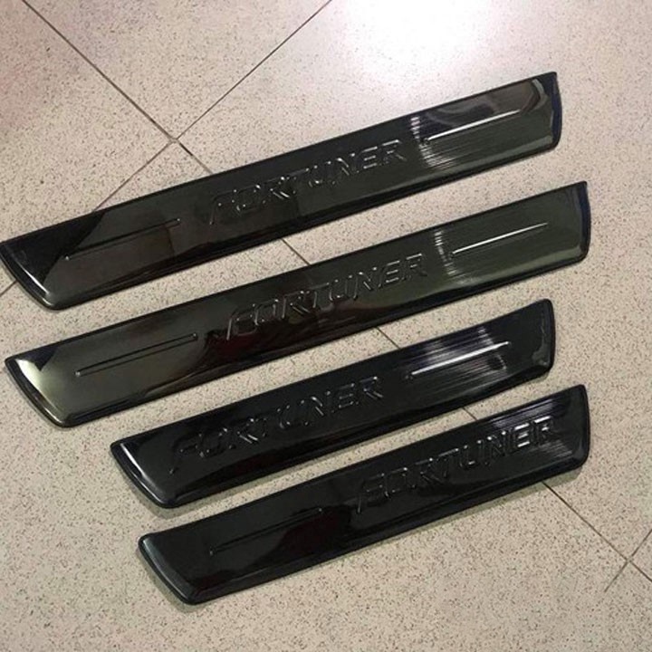 Ốp Bậc Cửa, Nẹp bước chân Trong Ngoài Xe Fortuner 2017- 2021, chất liệu Titan