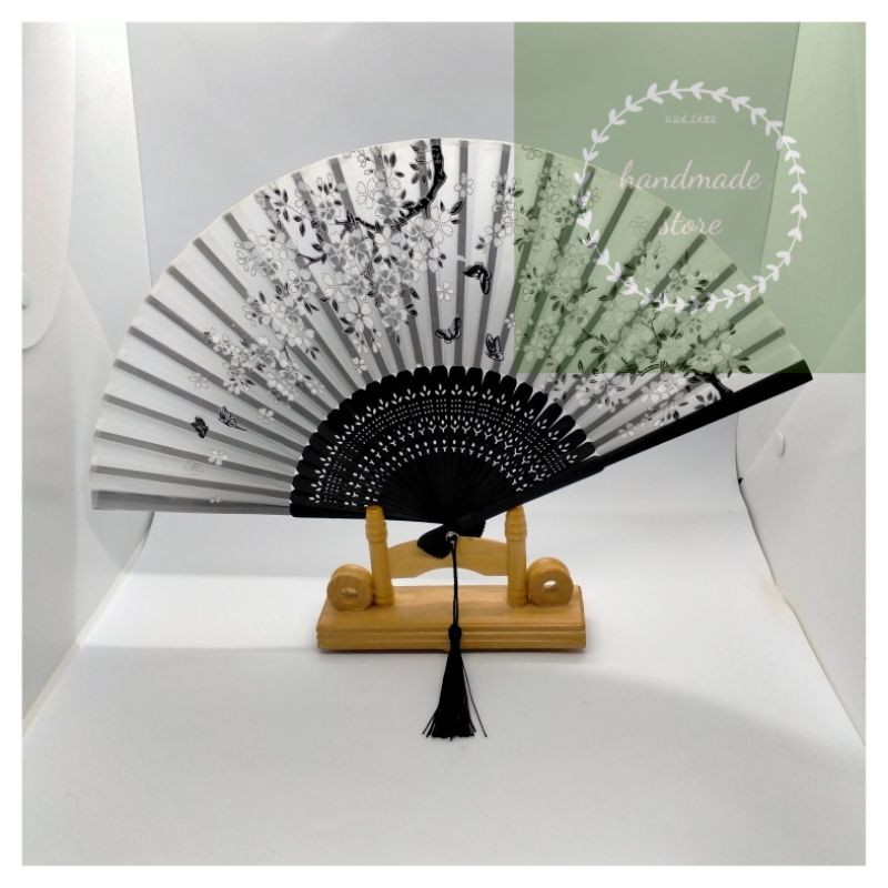 Quạt Cổ Trang lụa thân tre có tua - quạt siêu nhẹ và mát