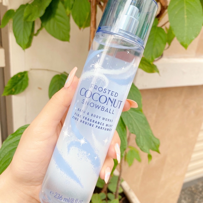 Xịt thơm body Bath &amp; Body Works - Frosted Coconut Snowball (236mL)