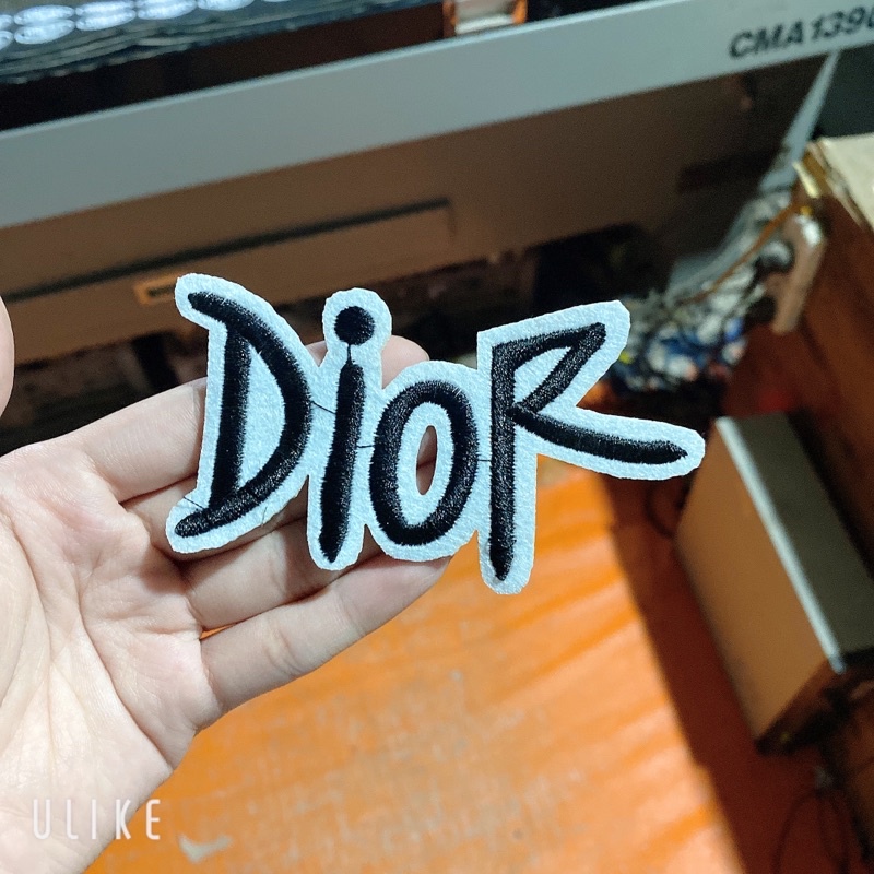 Logo thêu DIOR màu đen vải trắng siêu đẹp