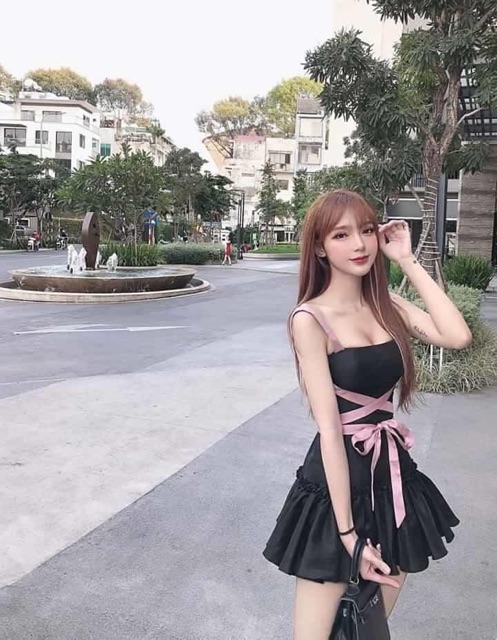Váy 2 dây duy băng ôm bên trên , xoè phần dưới váy