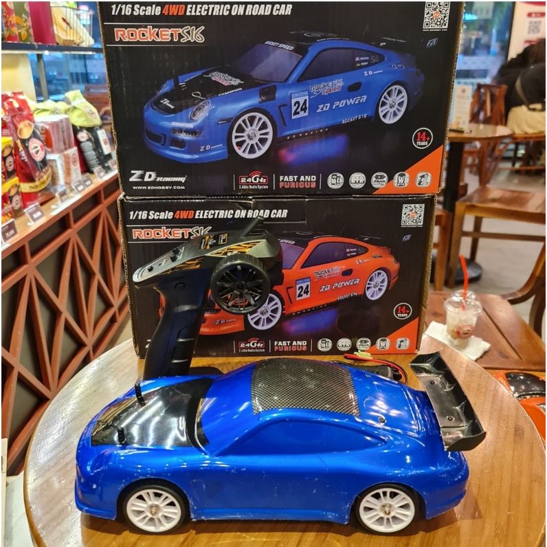 Xe điều khiển từ xa ZD S 16 gồm 2 màu xanh và cam.