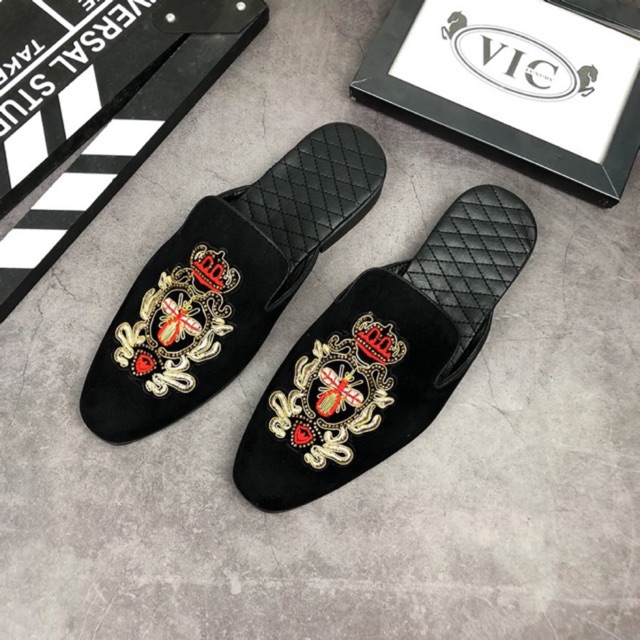 Giày Sục Nam thêu ong đỏ cá tính kiểu dáng Hà quốc | BigBuy360 - bigbuy360.vn