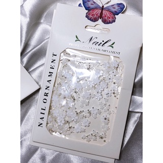 hoa trắng gắn nail nổi