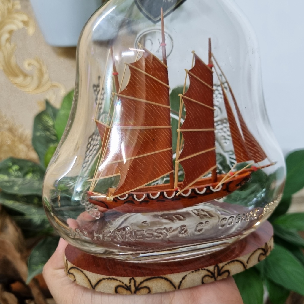 Mô Hình Thuyền Gỗ Trong Chai Thủy Tinh Hennessy XO - Cao 24cm - Chai Original - Thủ công mỹ nghệ Việt Nam