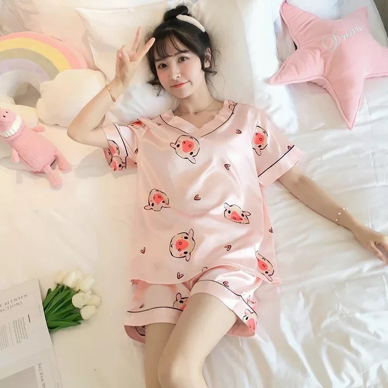 【SUGE】pijama lụa cộc tay quần dài Bộ Đồ Ngủ Tay Ngắn Cổ Chữ Trang Mùa Hè Cho Nữ Bộ Đồ Ngủ Nữ Mùa Hè Hàng