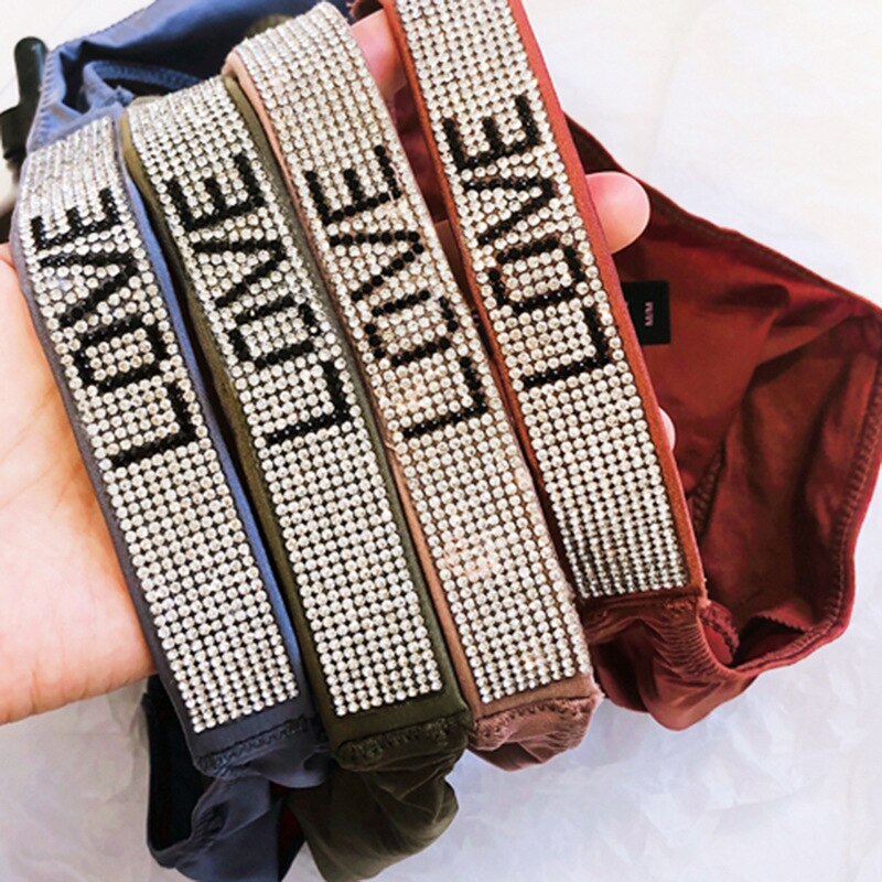 Quần lót in chữ lọt khe phong cách thời trang cho phái nữ | BigBuy360 - bigbuy360.vn