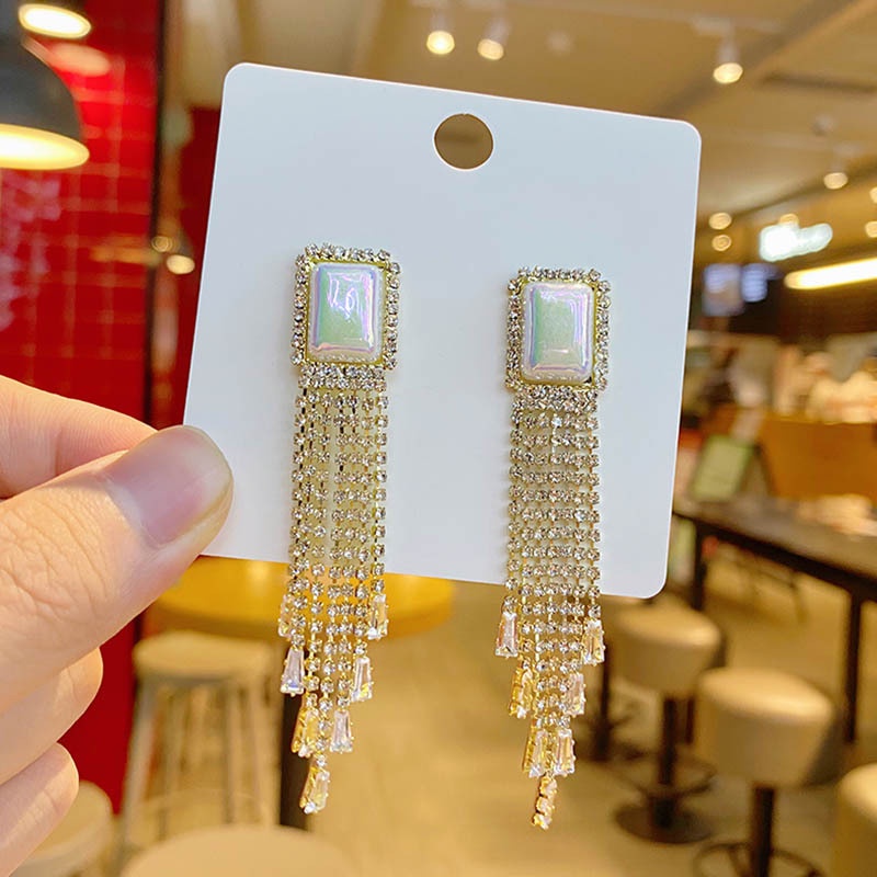 Khuyên tai có tua rua dài đính đá ngọc trai nhân tạo