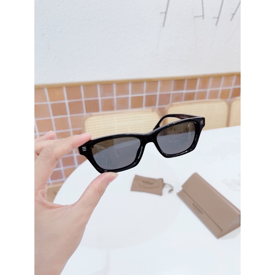 Kính mát Burberry Kennedy mắt đen, viền đen BE4357 300187 Black
