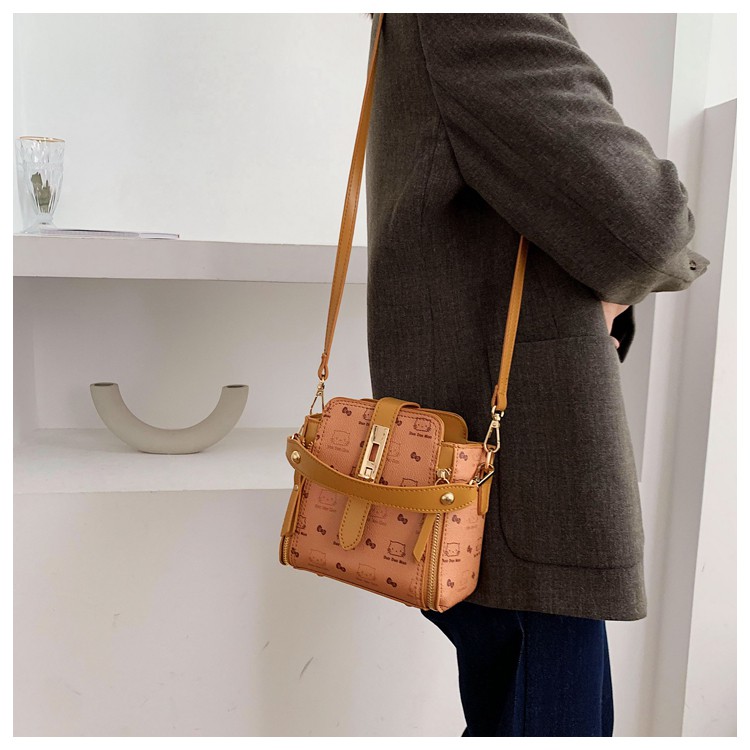 Túi Xách Họa Tiết Mèo Hello Kitty Kèm Dây Đeo Chéo Y10 – Video Thật