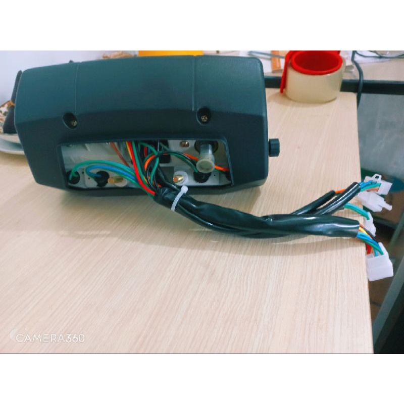 ĐỒNG HỒ VUÔNG XE BA GÁC