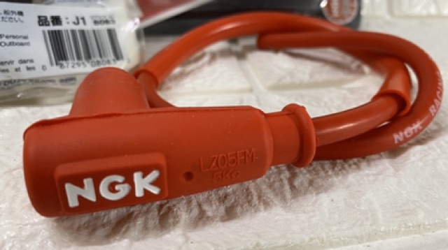 Dây tăng áp NGK đỏ gắn xe máy