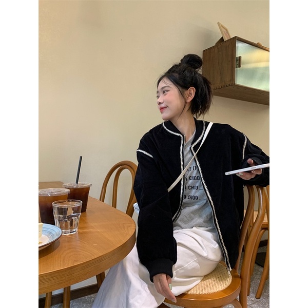 Áo khoác bomber nhung đen dáng ngắn phối hoạ tiết trắng cá tính Yannie