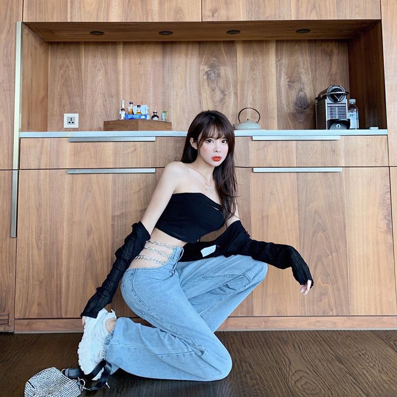 Quần jean lưng cao ống rộng phối dây xích phong cách Hàn quốc