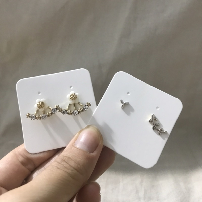 100 bìa treo khuyên trơn , thẻ treo bông tai, Earring hang tags, giấy dày, kích thước 4x4.5cm