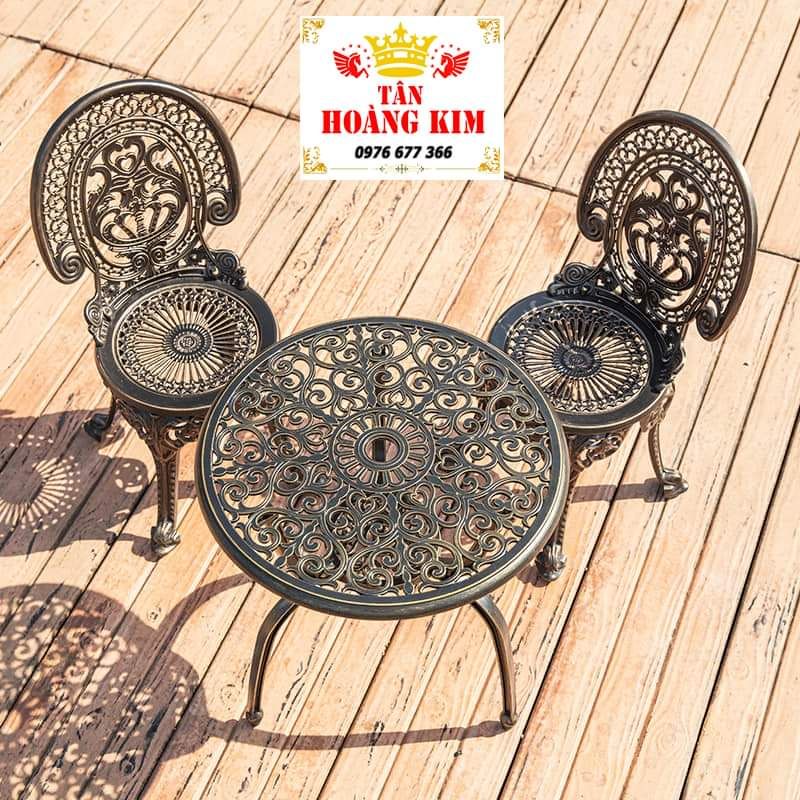 Bàn ghế ban công ,sân vườn nhôm đúc mẫu vương miện 2 ghế 1 bàn