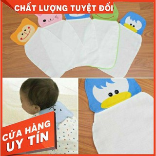 Thấm mồ hôi lưng cho bé