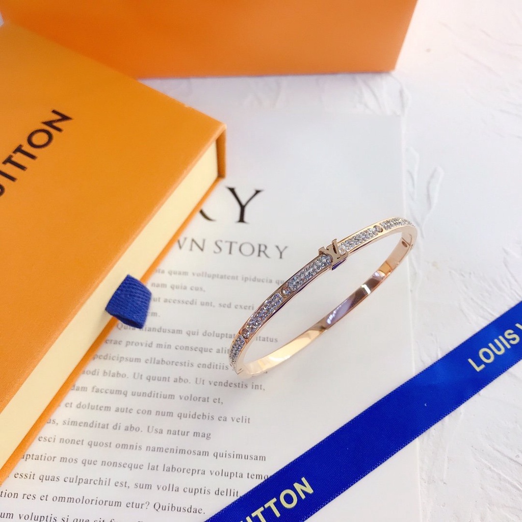 Vòng Tay Louis Vuitton Bằng Thép Titan Họa Tiết Chữ LV Sang Trọng Thời Trang