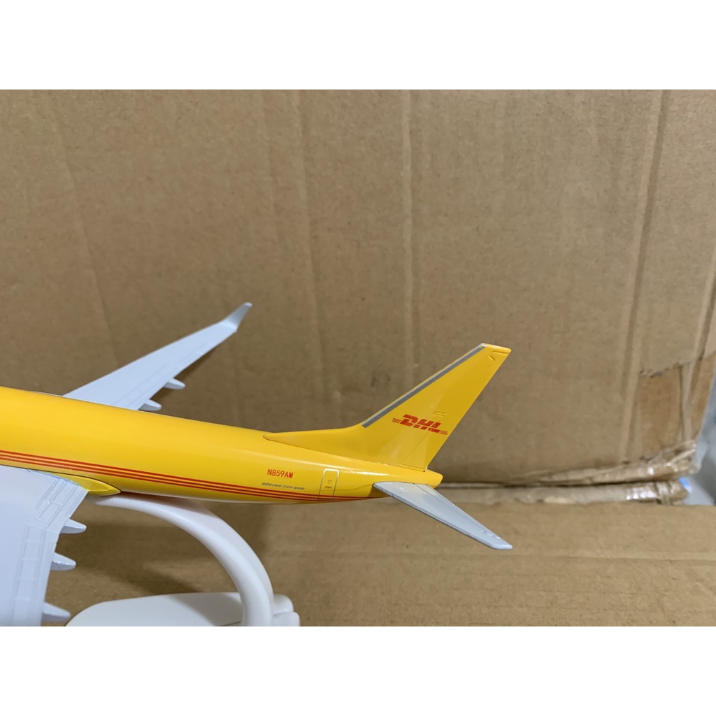 Mô hình máy bay DHL 20cm có bánh xe(Mô hình máy bay+ đế trưng bày)