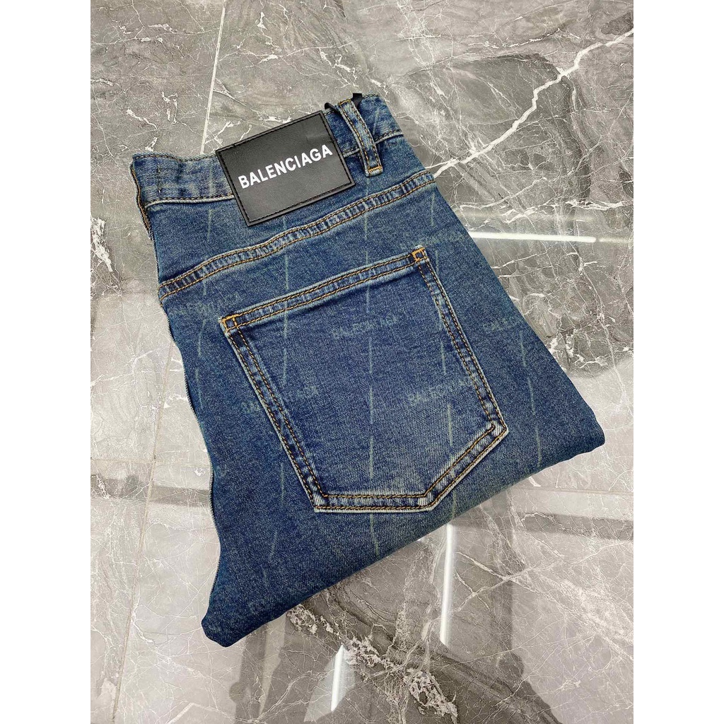 Quần jean xanh nam Balenciaga dáng đứng với thiết kế trẻ trung, chất vải cao cấp