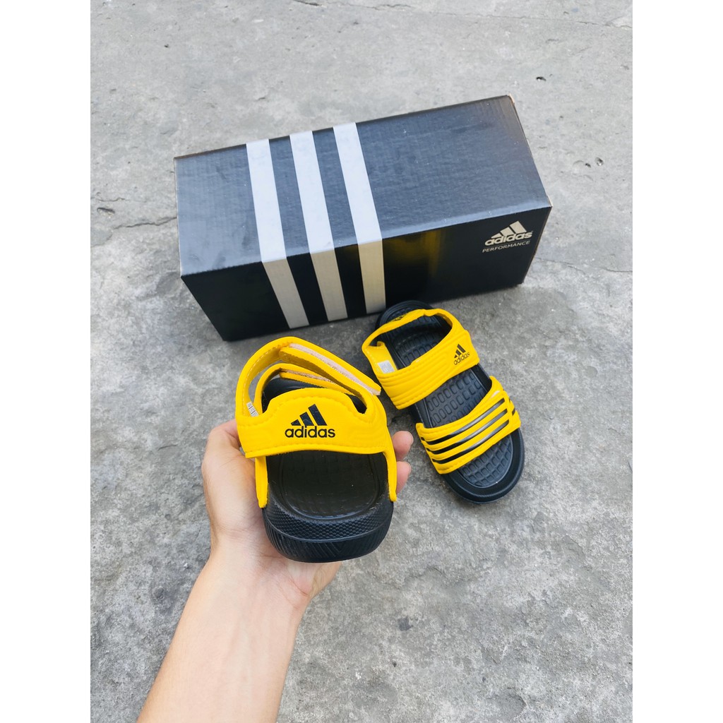Dép sandal adidas cho bé màu vàng