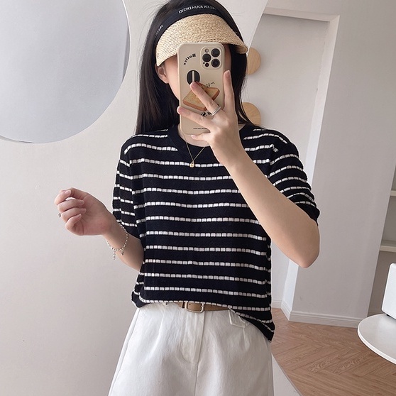 【ZHELIHANGFEI】 / Áo Thun Dệt Kim Tay Ngắn Dáng Rộng Họa Tiết Kẻ Sọc Ba Chiều