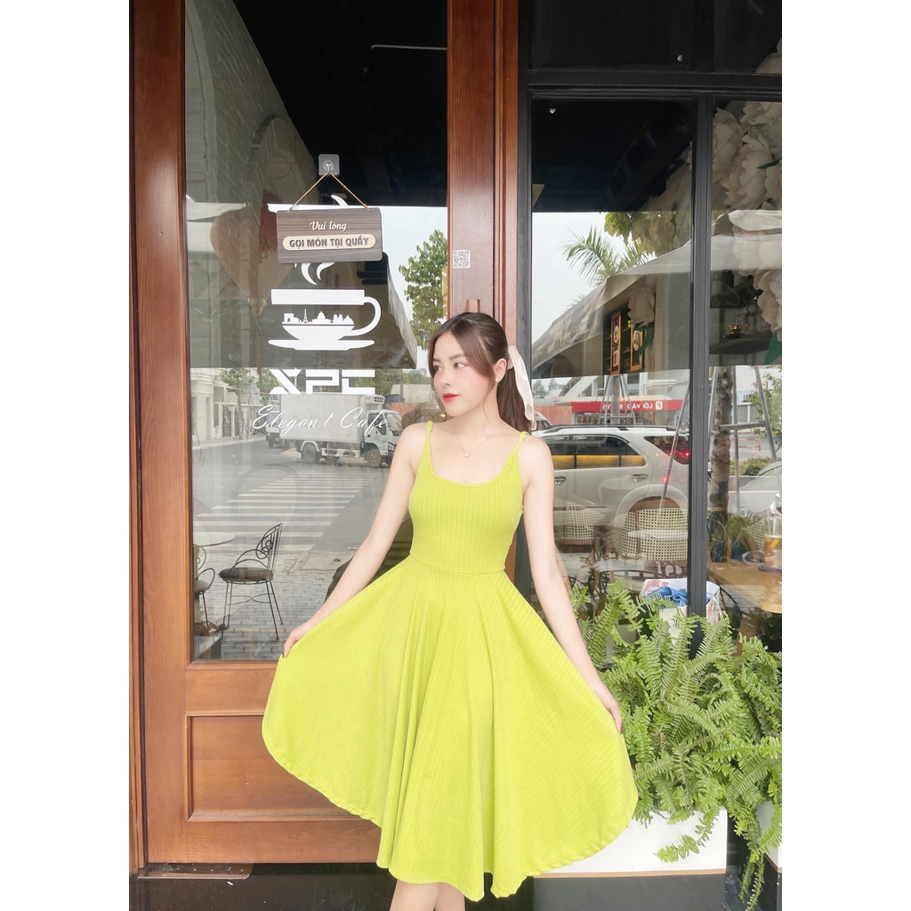 Đầm ôm 2 dây dáng xòe màu xanh bơ body
