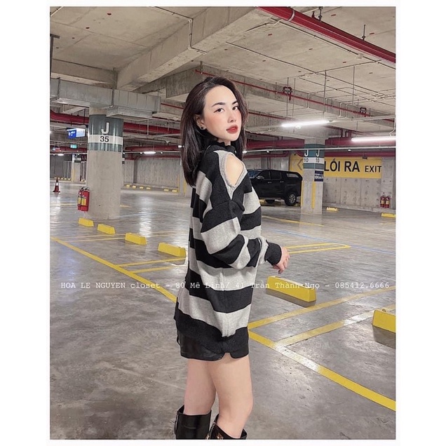 Áo len kẻ khoét một bên vai